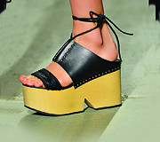 THAKOON 2015 m. pavasario-vasaros kolekcijos modelis
