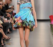 Mary Katrantzou 2012 m. pavasario-vasaros kolekcijos modelis