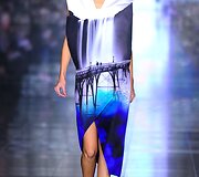 Mary Katrantzou 2013 m. rudens kolekcijos modelis