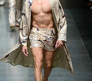 &bdquo;Dolce & Gabbana&ldquo; 2016 m. pavasario-vasaros kolekcijos modelis