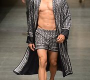 &bdquo;Dolce & Gabbana&ldquo; 2016 m. pavasario-vasaros kolekcijos modelis