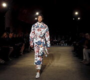 &bdquo;Alexander McQueen&ldquo; 2016 m. pavasario-vasaros kolekcijos modelis 