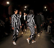 &bdquo;Alexander McQueen&ldquo; 2016 m. pavasario-vasaros kolekcijos modelis 