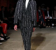 &bdquo;Alexander McQueen&ldquo; 2016 m. pavasario-vasaros kolekcijos modelis 
