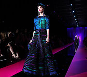 &bdquo;Armani Priv&eacute;&ldquo; 2015 m. rudens kolekcijos modelis