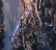 &bdquo;Elie Saab&ldquo; 2015 m. auk&scaron;tosios mados kolekcijos modelis 