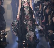 &bdquo;Elie Saab&ldquo; 2015 m. auk&scaron;tosios mados kolekcijos modelis 