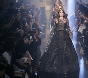 &bdquo;Elie Saab&ldquo; 2015 m. auk&scaron;tosios mados kolekcijos modelis 