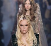 &bdquo;Elie Saab&ldquo; 2015 m. auk&scaron;tosios mados kolekcijos modelis 