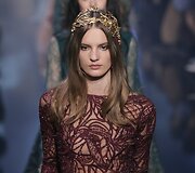 &bdquo;Elie Saab&ldquo; 2015 m. auk&scaron;tosios mados kolekcijos modelis 