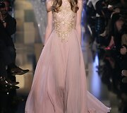 &bdquo;Elie Saab&ldquo; 2015 m. auk&scaron;tosios mados kolekcijos modelis 