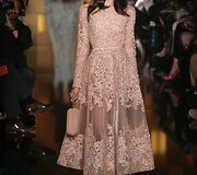 &bdquo;Elie Saab&ldquo; 2015 m. auk&scaron;tosios mados kolekcijos modelis 