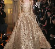 &bdquo;Elie Saab&ldquo; 2015 m. auk&scaron;tosios mados kolekcijos modelis 