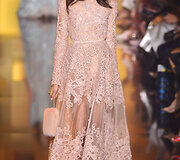 &bdquo;Elie Saab&ldquo; 2015 m. auk&scaron;tosios mados kolekcijos modelis 