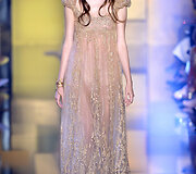 &bdquo;Elie Saab&ldquo; 2015 m. auk&scaron;tosios mados kolekcijos modelis 