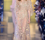 &bdquo;Elie Saab&ldquo; 2015 m. auk&scaron;tosios mados kolekcijos modelis 