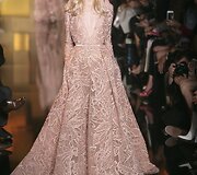 &bdquo;Elie Saab&ldquo; 2015 m. auk&scaron;tosios mados kolekcijos modelis 