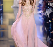 &bdquo;Elie Saab&ldquo; 2015 m. auk&scaron;tosios mados kolekcijos modelis 