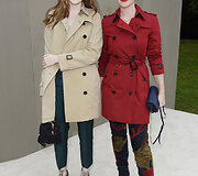 Ellie Bamber ir Holliday Grainger 