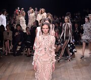 &bdquo;Alexander McQueen&ldquo; 2016 m. pavasario-vasaros kolekcijos pristatymas