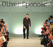 &bdquo;Oliver Spencer&ldquo; 2016 m. rudens-žiemos kolekcijos modelis