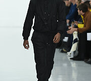 &bdquo;Nasir Mazhar&ldquo; 2016 m. rudens-žiemos kolekcijos modelis