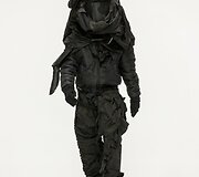 &bdquo;Nasir Mazhar&ldquo; 2016 m. rudens-žiemos kolekcijos modelis