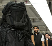 &bdquo;Nasir Mazhar&ldquo; 2016 m. rudens-žiemos kolekcijos modelis