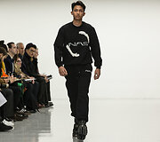 &bdquo;Nasir Mazhar&ldquo; 2016 m. rudens-žiemos kolekcijos modelis