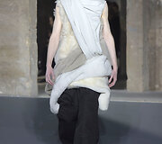 &bdquo;Rick Owens&ldquo; 2016 m. rudens-žiemos kolekcijos modelis