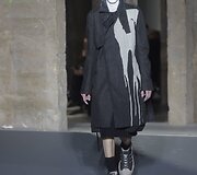 &bdquo;Rick Owens&ldquo; 2016 m. rudens-žiemos kolekcijos modelis