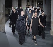 &bdquo;Rick Owens&ldquo; 2016 m. rudens-žiemos kolekcijos modelis