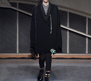 &bdquo;Raf Simons&ldquo; 2016 m. rudens-žiemos kolekcijos modelis