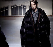 &bdquo;Raf Simons&ldquo; 2016 m. rudens-žiemos kolekcijos modelis
