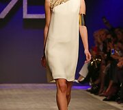 Renato Balestra 2016 m. pavasario-vasaros auk&scaron;tosios mados kolekcijos modelis