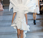 &bdquo;Viktor & Rolf&ldquo; 2016 m. pavasario-vasaros auk&scaron;tosios mados kolekcija