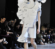 &bdquo;Viktor & Rolf&ldquo; 2016 m. pavasario-vasaros auk&scaron;tosios mados kolekcija