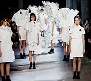 &bdquo;Viktor & Rolf&ldquo; 2016 m. pavasario-vasaros auk&scaron;tosios mados kolekcija