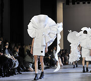 &bdquo;Viktor & Rolf&ldquo; 2016 m. pavasario-vasaros auk&scaron;tosios mados kolekcija