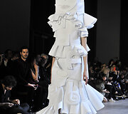 &bdquo;Viktor & Rolf&ldquo; 2016 m. pavasario-vasaros auk&scaron;tosios mados kolekcija