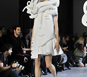 &bdquo;Viktor & Rolf&ldquo; 2016 m. pavasario-vasaros auk&scaron;tosios mados kolekcija