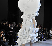 &bdquo;Viktor & Rolf&ldquo; 2016 m. pavasario-vasaros auk&scaron;tosios mados kolekcija