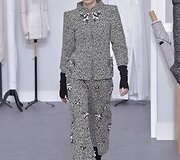 &bdquo;Chanel&ldquo; 2017 m. pavasario-vasaros auk&scaron;tosios mados kolekcijos modelis