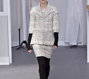 &bdquo;Chanel&ldquo; 2017 m. pavasario-vasaros auk&scaron;tosios mados kolekcijos modelis