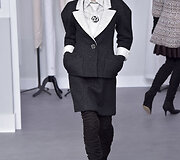 &bdquo;Chanel&ldquo; 2017 m. pavasario-vasaros auk&scaron;tosios mados kolekcijos modelis