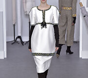 &bdquo;Chanel&ldquo; 2017 m. pavasario-vasaros auk&scaron;tosios mados kolekcijos modelis