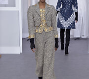 &bdquo;Chanel&ldquo; 2017 m. pavasario-vasaros auk&scaron;tosios mados kolekcijos modelis