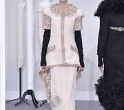 &bdquo;Chanel&ldquo; 2017 m. pavasario-vasaros auk&scaron;tosios mados kolekcijos modelis