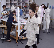 &bdquo;Chanel&ldquo; 2017 m. pavasario-vasaros auk&scaron;tosios mados kolekcijos modelis