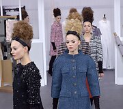 &bdquo;Chanel&ldquo; 2017 m. pavasario-vasaros auk&scaron;tosios mados kolekcijos modelis